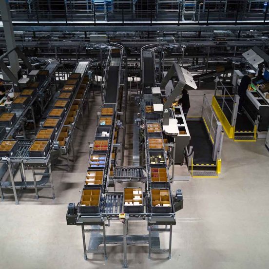 lagerautomation med plockstationer hos Kicks Rosersberg