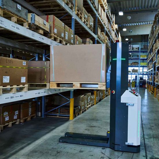 open shuttle fork med pall vid ställage