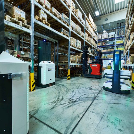 autotruckar på lagret undviker hinder med avancerad teknologi