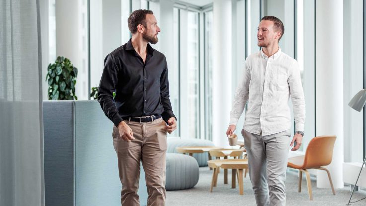 knapp-kollegor-gar-och-pratar-full
