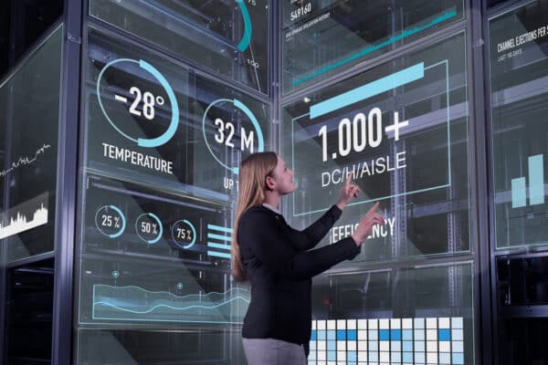 mit-software-ans-steuer-600x400 woman looking at digital screens